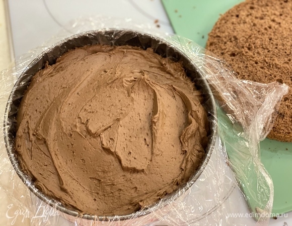 Сверху выложить крем (немного оставить для верха).