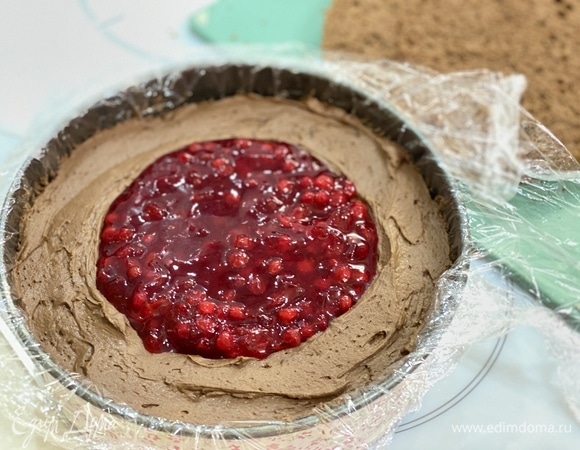 И снова по центру выложить оставшуюся брусничную начинку. Накрыть вторым коржом. И убрать торт в холодильник для стабилизации.