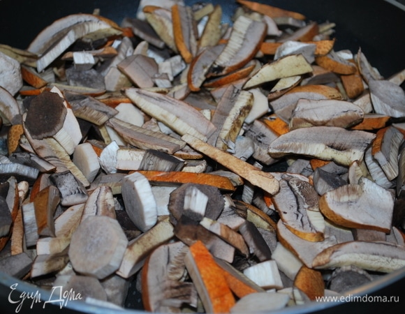 В грибы я добавила 50 мл воды и тушила их примерно 25–30 минут. Немного посолила по вкусу.