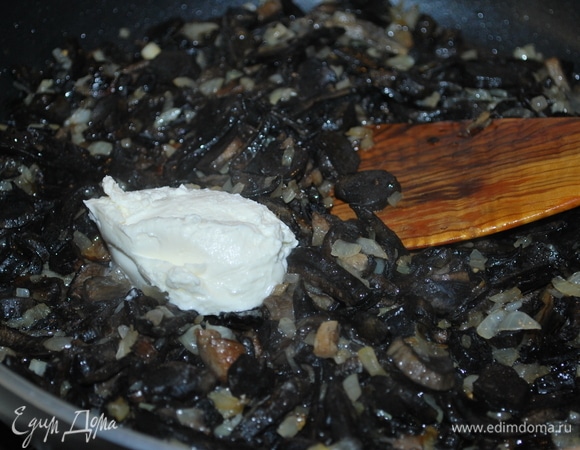 Когда вода выкипела, я добавила репчатый лук и сливочное масло (грибы очень любят сливочное масло), жарила грибы примерно 10 минут, в самом конце добавила творожный сыр и свежемолотый черный перец.