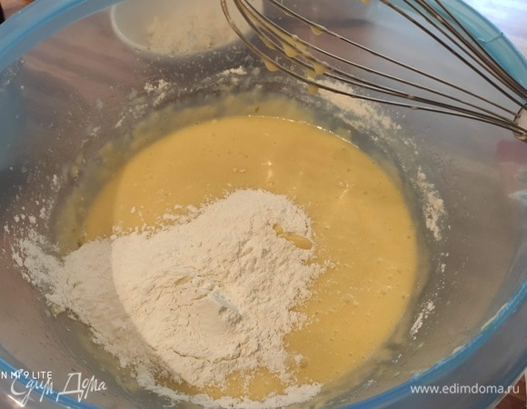 На водяной бане растопить шоколад (100 г) с маслом, дать немного остыть. Остальной шоколад (50 г) крупно порубить. Вымыть, обсушить и мелко нарезать сливу. Смешать в миске муку, разрыхлитель и щепотку соли. В отдельной емкости смешать молоко и сливки (можно сливки заменить на молоко). Взбить в миске яйца и сахар до кремообразного состояния. Теперь поочередно добавить мучную и молочную смесь. В конце влить растопленный шоколад и взбить до однородной консистенции. Добавить ванильный экстракт.