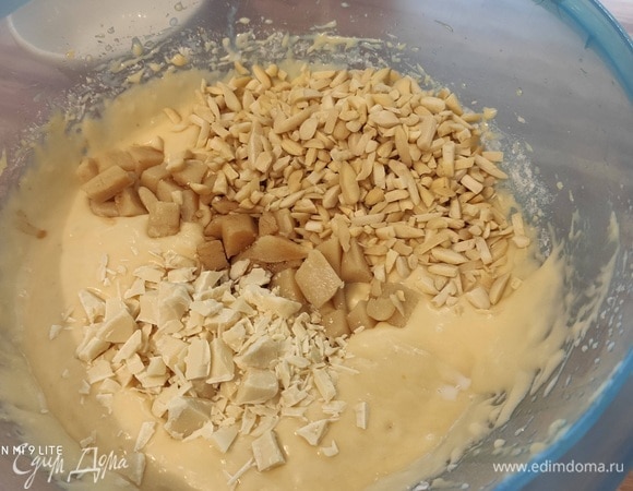 Когда все хорошо перемешано, добавить рубленый миндаль и шоколад, а также мелко нарезанный марципан. Нарезанную сливу смешать с 1 ст. л. муки и вмешать в тесто.