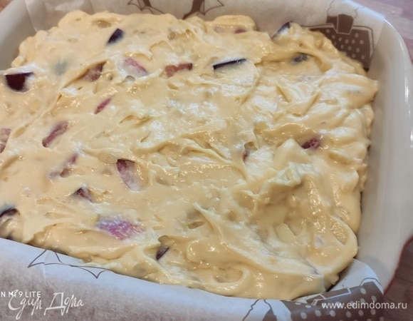 Выложить все в форму, застеленную бумагой для выпечки, и разровнять. Выпекать в духовке, разогретой до 170°C, 45 минут. Когда поверхность станет золотисто-желтой, накрыть блонди листом бумаги для выпечки, чтобы поверхность не подгорела.