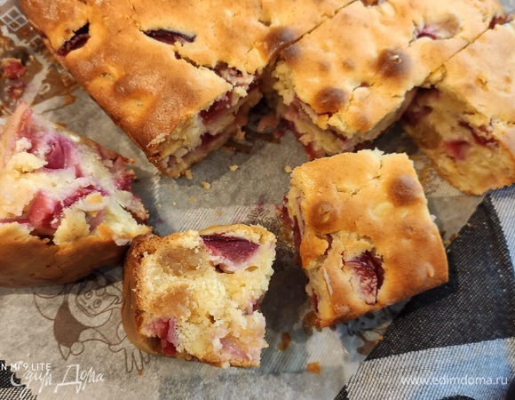 Из-за влажной сливы выпечке требуется чуть больше времени, чтобы достичь нужной консистенции. Лучше время от времени делать тест на сухую палочку. Блонди не должны быть слишком сухими. С помощью пергаментной бумаги извлечь блонди из формы, дать остыть на решетке.