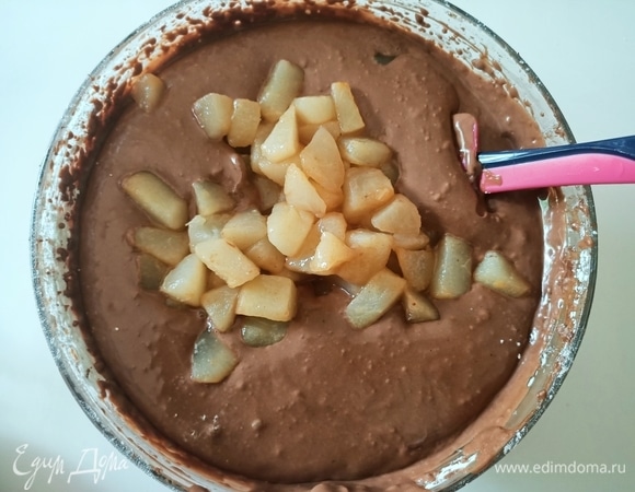 Затем добавляем груши и аккуратно все перемешиваем.