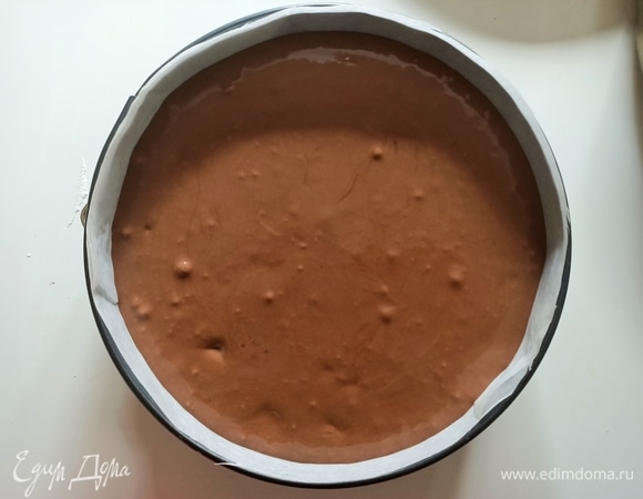 Достаем форму из холодильника. На песочную основу аккуратно выкладываем шоколадно-сливочный крем и отправляем в предварительно разогретую до 170°С духовку с вентилятором на 60 минут.