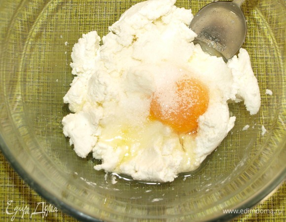 Добавляем в творог одно куриное яйцо и белок, порошок стевии или любой другой подсластитель по вкусу, щепотку соли, ванильный сахар, сметану. Хорошо перемешиваем.