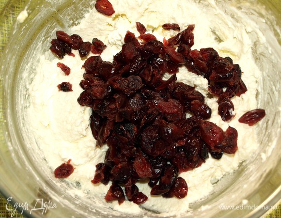 Добавляем клюкву. Перемешиваем.