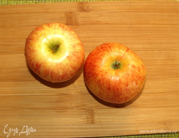 Яблоки нарезать маленькими кусочками. Количество яблок указано в нарезанном виде.