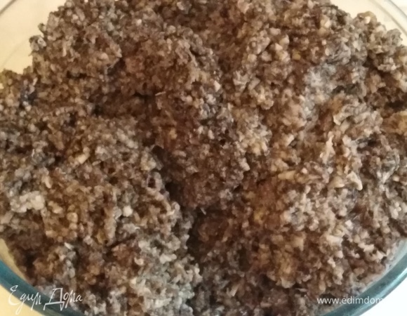 Два килограмма отварных опят пропустить через мясорубку. Посолить и обжарить на растительном масле, помешивая, в течение 10–15 минут. За это время прокрутить в мясорубке лук, морковь, перец. Добавлять к грибам поочередно.