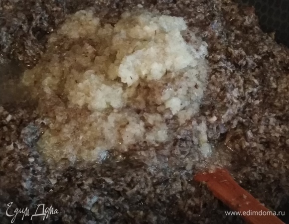 Сначала лук. Перемешать и продолжать жарить минут 10.