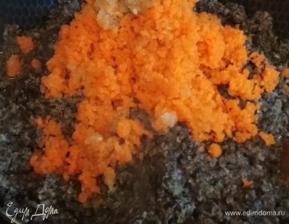 Затем — морковь. Также жарим еще 10 минут.