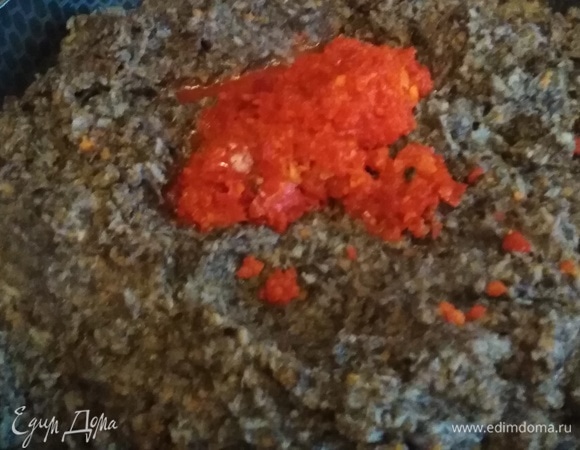 Следом — болгарский перец. Жарим еще 10 минут.