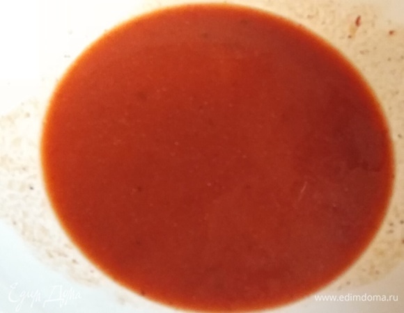Готовим соус. Томатную пасту разводим с водой. Добавляем готовую грузинскую аджику или острый перец. Солим и всыпаем чайную ложку сахара.