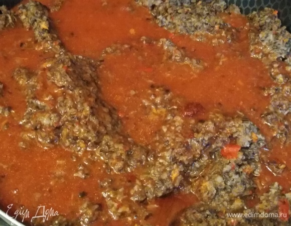 Вливаем соус в грибы. Добавляем уксус. Пробуем на соль. Тушим под крышкой 40 минут.