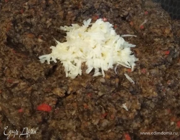 Измельчаем головку чеснока. Добавляем в икру.