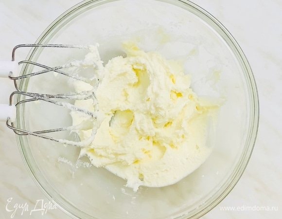В чаше миксера смешиваем сахар, соль, мягкое сливочное масло, ванилин и взбиваем на высокой скорости минуты 4. Масло должно побелеть, а масса — стать пышной.