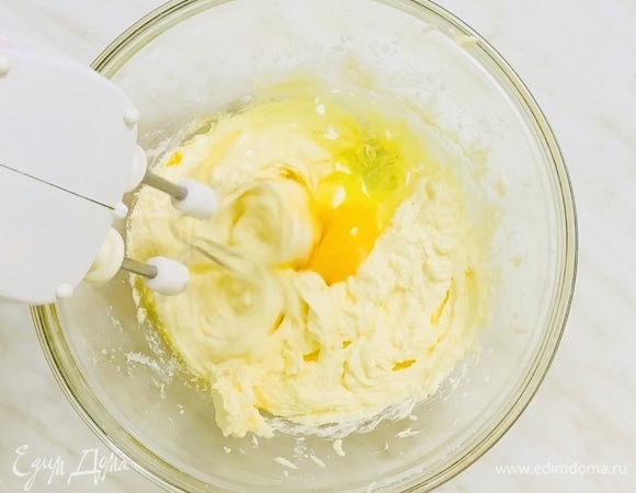 Продолжая взбивать, добавляем яйца по одному и взбиваем все вместе около 1 минуты.