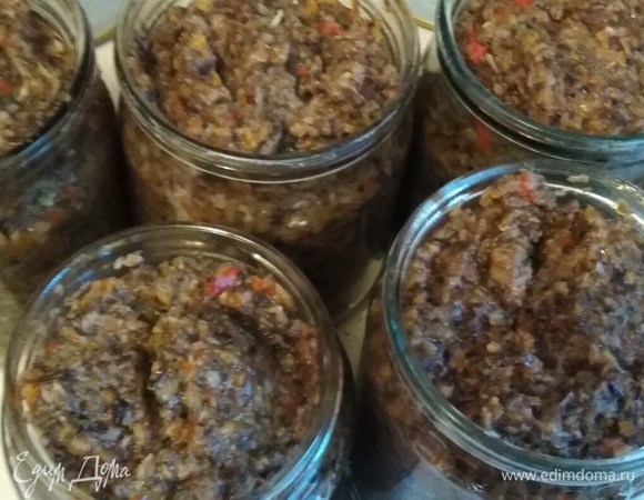 Раскладываем заготовку по стерильным банкам. Закатываем. Выход — 5 банок по 0,5 литра. Удачных заготовок!