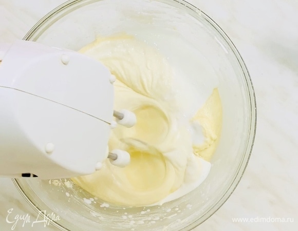 Добавляем кефир и также перемешиваем до однородности.