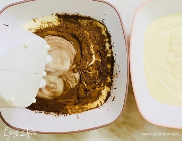 Тесто делим на две части и в одну из частей добавляем просеянное какао и недолго взбиваем миксером на маленькой скорости.