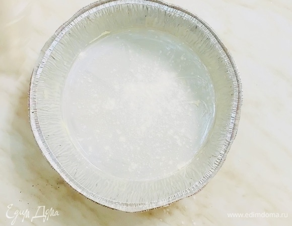 Форму для выпечки промазываем сливочным маслом, сверху припыляем мукой.