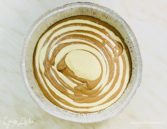 В центр формы выкладываем ложкой поочередно белое и темное тесто. Можно по две ложки от каждого теста, можно по одной — на ваш выбор.