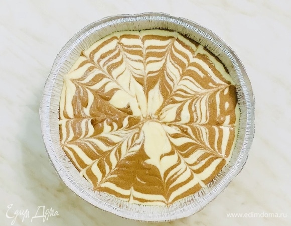 По желанию можно нарисовать узор на поверхности теста деревянной шпажкой.