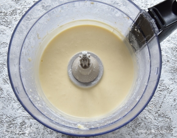 Для теста взбить мягкое сливочное масло с сахаром. Добавить яйца по одному, продолжая взбивать, влить 80 мл молока. Соединить муку с разрыхлителем и просеять. Ввести сухие компоненты в масляно-яичную смесь и всыпать кокосовую стружку. Перемешать.