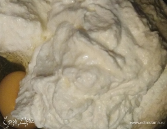 Творог смешать со сметаной. Вбить яйцо.
