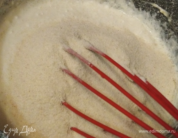 Добавить манку, сахар, растительное масло. Перемешать.