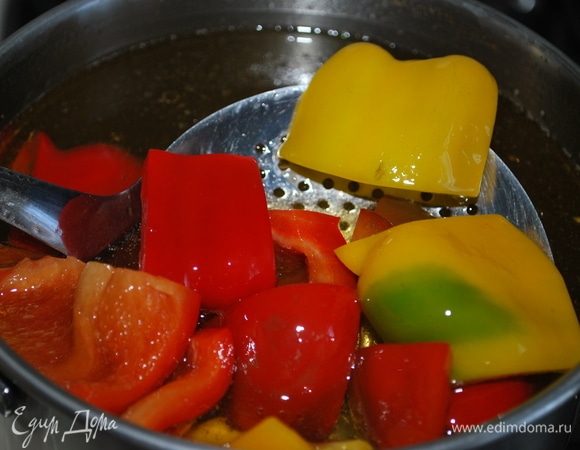 Надо сварить маринад: в кипящую воду добавить сахар, соль, растительное масло и уксус. Небольшими партиями опускать в маринад нарезанный перец и варить 2–3 минуты.