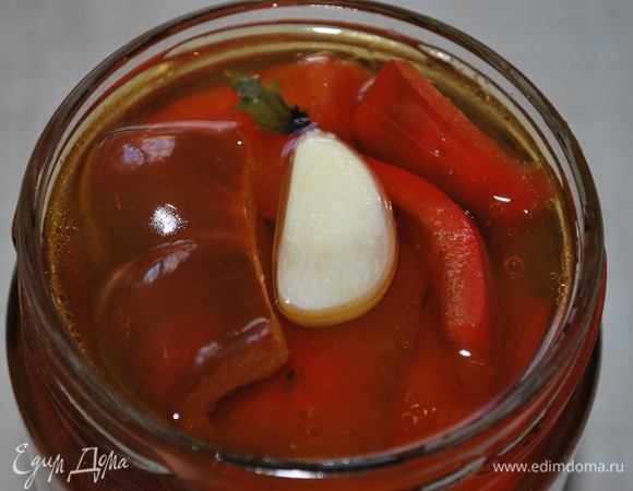 Залить перец кипящим маринадом. Из этого количества перца и маринада получается 5 баночек по 0,5 литра. Закрыть крышками. Укутывать в тепло перец не надо.