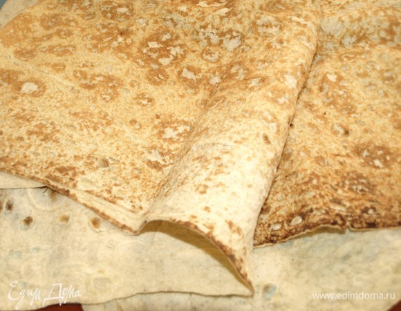 Берем один пласт тонкого лаваша.