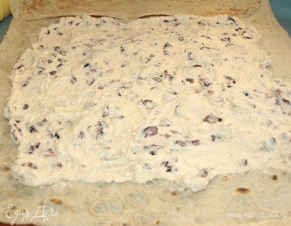 Раскладываем лаваш на рабочем столе. Выкладываем творожную массу на пласт, отступая от краев 3 см.