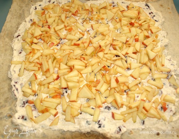 Сверху выкладываем яблоки.