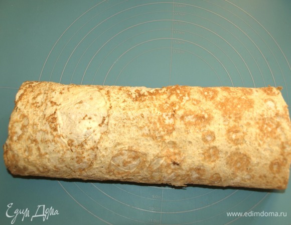 Сворачиваем лаваш рулетом.