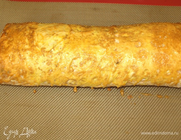 Достать рулет из духовки. Дать постоять минут 10. Можно подавать!