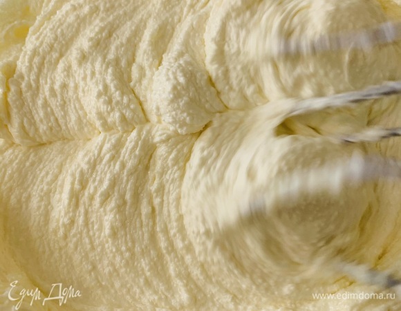 Сахар и масло комнатной температуры взбиваем миксером до момента, пока масса не станет светлой и пышной.