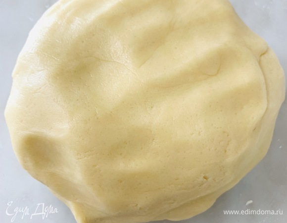 Просеянные муку, крахмал и разрыхлитель соединяем со взбитой массой и замешиваем мягкое тесто.