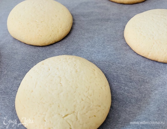 Разогреваем духовку до 180°C. Отправляем туда печенье на 12–15 минут, пока они не приобретут кремовый оттенок.