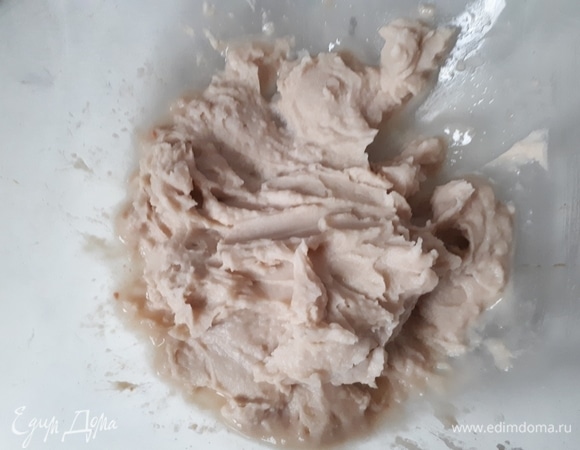 Разомните отварную (или консервированную) фасоль в пюре. Лучше использовать погружной блендер.