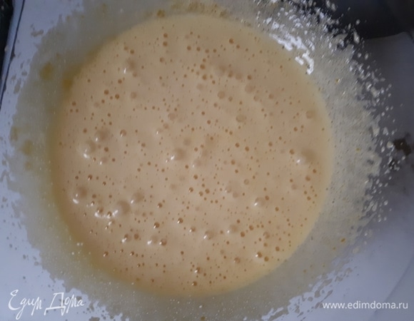 Взбейте яйца и желтки с сахаром.