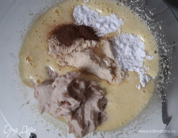 В яичную смесь добавьте пюре и остальные ингредиенты и тщательно перемешайте до однородного состояния. Начинка получится жидкой — это нормально.