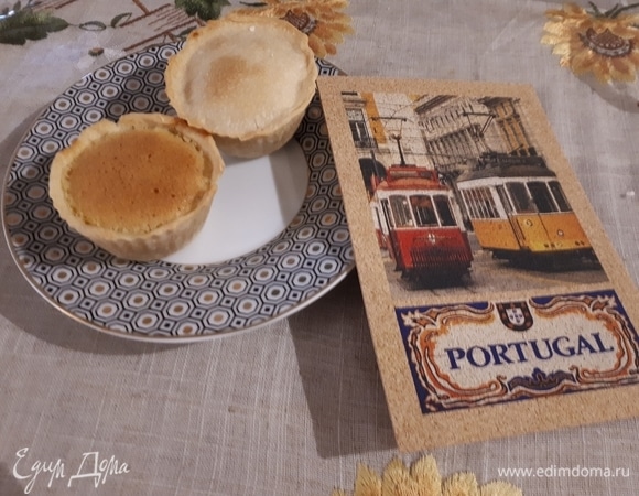 Поставьте пирожные в разогретую до 180°C духовку на полчаса.