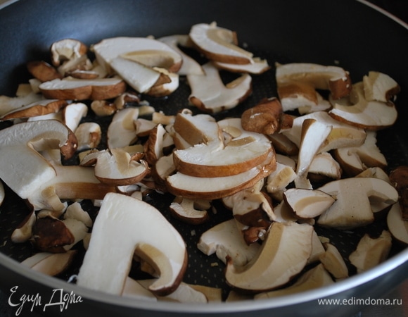 Белые грибы обжарить на сливочном масле в течение 12–15 минут (грибы очень любят сливочное масло).
