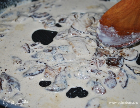 Добавить сливки, соль, свежемолотый черный перец по вкусу. Прогреть все вместе 5–6 минут. Тем временем отварить пасту до состояния альденте (у меня паста феттучине).