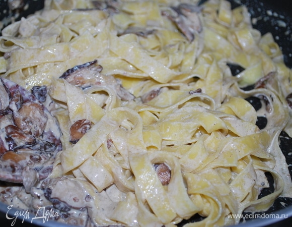 Готовую пасту добавить к соусу с белыми грибами и прогреть все вместе 1 минуту. Сразу подавать к столу.