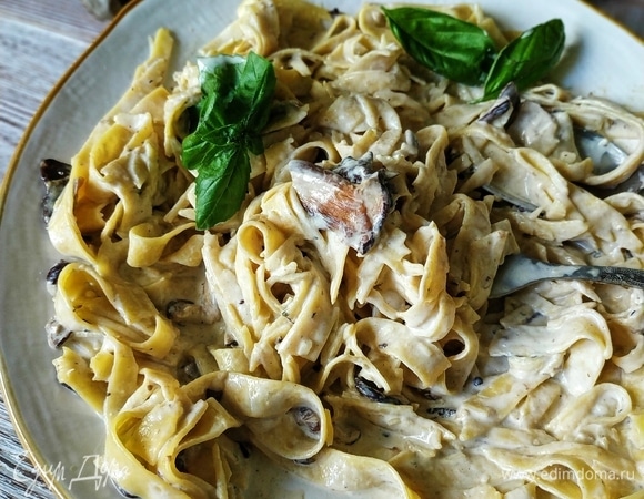 Сверху пасту посыпать сыром. Приятного аппетита.