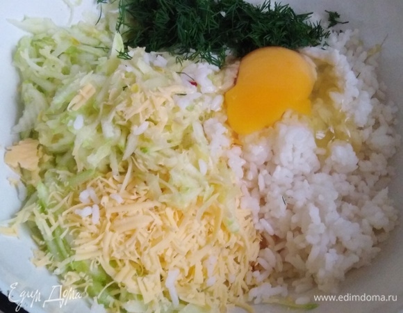 Кабачки, сыр и чеснок натереть на терке. Добавить отваренный рис, укроп, яйца, соль.